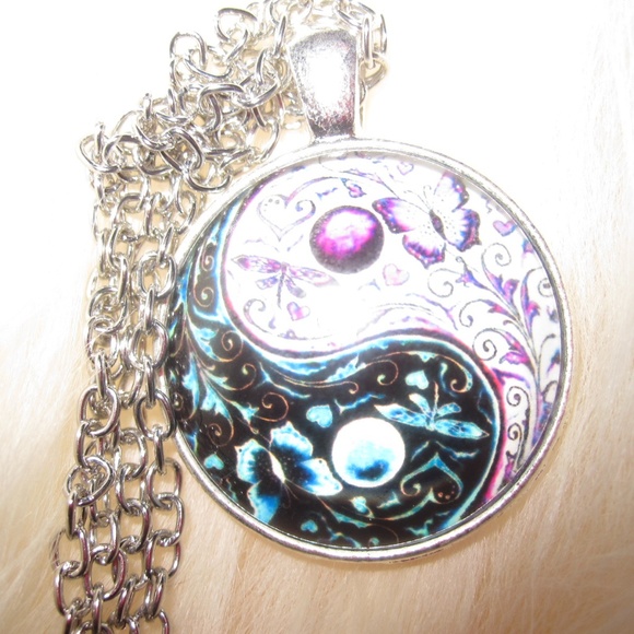 SALE!! yinyang shape cabochan glass necklace NWOT - Picture 3 of 8
